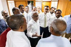 އެމްޑީޕީގެ ކަންބޮޑުވުންތައް ހިއްސާ ކުރަން ދިޔުމުން މިނިސްޓަރު އާދަމް ޝަރީފް ބައްދަލު ނުކުރި