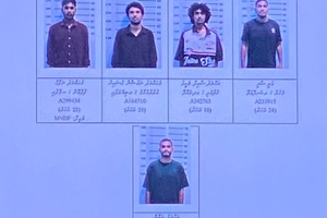 މީހެއްގެ އިނގިލި ބުރިކޮށް، ޓޯޗާކުރީ ދެ ސިފައިން ހިމެނޭ ފަސް މީހުންގެ ގްރޫޕަކުން 