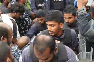 ކުޑަހުވަދޫގައި ހަމަނުޖެހުން ބޮޑުވެ ފުލުހުންނާ ކުރިމަތިލަނީ