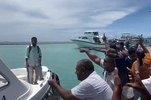 Fishers kick out Fisheries Ministry team from Dhevvadhoo