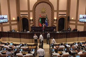 މަޖިލިސް ހިންގާ ގޮތް ކަމުނުދާތީ މެންބަރުން ރައީސްގެ އަރިހަށް