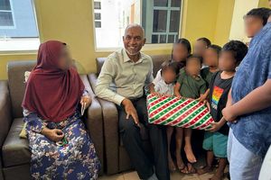 ޑޯ ޓު ޑޯގައި ރައީސް ބަހަނީ ރަސްމީ ކަރުދާހުގައި ބަންދުކުރި ހަދިޔާ