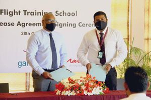 ފްލައިން ސްކޫލު ހިންގަން އެއްބަސްވުމުގައި ސޮއިކޮށްފި