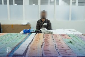 ކަޅު ބާޒާރުގައި ޑޮލަރު ވިއްކާ ފަސް ބިދޭސީއަކު އަތުލައިގަނެފި