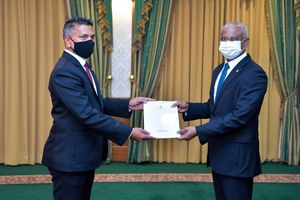 އައްޑޫގެ ކުރީގެ މޭޔަރަށް ސްޓޭޓް މިނިސްޓަރުކަން ދީފި