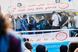 މިނިސްޓަރު ޝިޔާމް ކަންނެލި މަސްވެރިންނާ ބައްދަލުކުރައްވަނީ