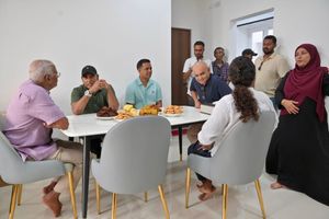 މީހުން ދިރިއުޅެންފެށި އާ ފްލެޓަކަށް ސޯލިހު ޒިޔާރަތްކުރައްވައިފި