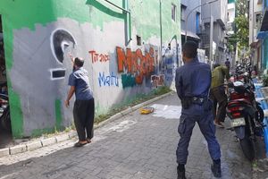 ގްރެފިޓީތައް ފުހެ މާލޭގެ ފާރުތައް ސާފުކުރަނީ