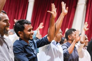 ދެ ޕާޓީއަށް ސުންގަޑި ދިނުމުގެ ގަރާރު ޑިމޮކްރެޓުން ފާސްކޮށްފި