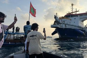  ރަސްމާލެ ހިއްކާ ޑްރެޖަރު ކައިރި މުޒާހަރާ ކުރަނީ