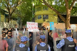ތިން ގަޑިއިރެއްހާއިރު ފަހުން މުޒާހަރާ ރޫޅާލަން މަސައްކަތް ކުރަނީ
