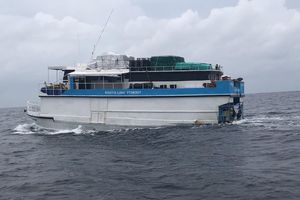 ނިލަންދޫ ފަރަށް އެރި ބޯޓެއް ފަޅައިގެން ގޮސް ދިޔަވަނީ 