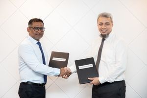 ޗިކިން، ގްލޯރިއާ ޖީންސް އަދި މޯތީ މަހަލްއާ ގުޅިގެން އެމްއައިބީން ބޮޑު ޕްރޮމޯޝަނެއް
