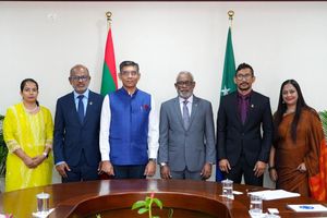 މަޖިލިސް ރައީސް، އިންޑިއާގެ ސަފީރާ ބައްދަލުކުރައްވައިފި