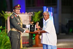 އުއްޗު، ސިފައިންނަށް ކޮށްދެއްވި ހިދުމަތުގެ އަގު ވަޒަންކޮށްފި