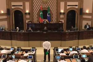 މައުރޫފްގެ ނަން އިއްވައި މަޖިލިސް ތަޅުމުން ނެރެފި
