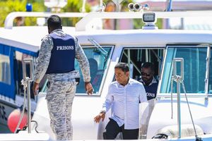އާދޭހާއެކު ޔާމީން އެދިވަޑައިގަތީ ގޭބަންދަށް ބަދަލުކޮށްދޭން