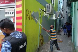 މާލޭގެ ގްރެފިޓީތައް ފުހެ، ފާރުތައް ސާފުކުރަނީ