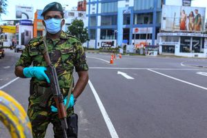 މުޒާހަރާ ހޫނުވެ ކޮލޮމްބޯގައި ކާފިއު ހިންގަން ފަށައިފި