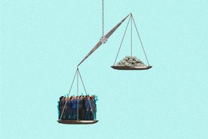 Fact check: Political appointments exceed 700