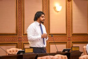 ފަނޑިޔާރުން މަދުކުރާ ބިލު ގާނޫނުއަސާސީއާ ހިލާފު: އަޒާން