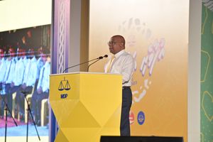 "ވާދަވެރިން އުޅެނީ ބޮލަށް ދޮލަނގެއް ލައިގެން ފިތުނަ ވިއްކަން"