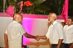 މުނައްވަރު ތާއީދުކުރެއްވުމާ އެކު މުއިއްޒުގެ އަމާޒު "ކަނޑުހޯދަން"