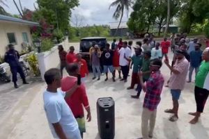 ފައިސާ ނުދޭތާ ދެ މަސް ދުވަސް، އުދާސްތަކާ އެކު މަސްވެރިން ރަތަށް!