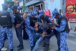 މުޒާހަރާގެ ތެރެއިން ހައްޔަރު ކުރި މީހާ ދޫކޮށްލައިފި