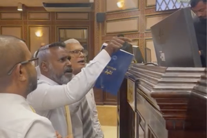 ފިލްޒާގެ ތަކެއްޗަށް ގެއްލުންދިންކަމަށް ބުނެ އެކަން ކުށްވެރިކޮށްފި