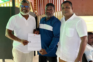 ޕާޓީ ބަދަލުކުރުމުގެ ޝަކުވާ ބެލި އިރު ހެނބަދޫ ކައުންސިލްގެ ރައީސްގެ ނަން ކުރިން ވެސް އޮތީ އެމްޑީއޭގައި