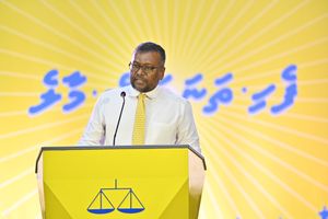 "ރައީސްއަކަށް ހުންނެވީ ގާނޫނުން ބަނދެވިފައި ނުވާ ރަސްކަލެއް"