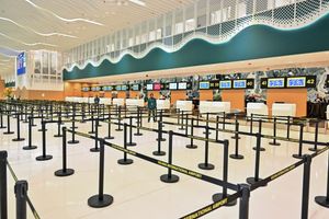 Four arrested over airport dollar briefcase robbery