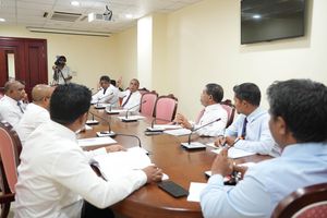 ޑިރެކްޓަރުންގެ ޝަރުތު ހަމަވޭތޯ ބަލަން ޕީސީބީ ހާޒިރުކުރަނީ
