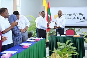 Nilandhoo MP joins MDP as Solih promises more development