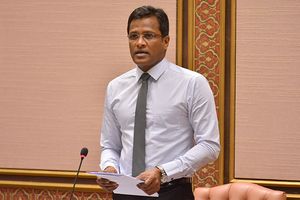 ރަސްމީ ހައިސިއްޔަތު ނަހަމަ ގޮތުގައި ބޭނުން ކޮށްފައިވާ ކަމަށް ތުހުމަތުކުރެވޭތީ އުމަރަށް ދައުވާ ކުރަން ފޮނުވައިފި