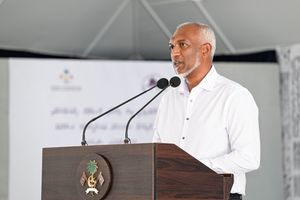 މި މަހަށް ރޭވި މުއިއްޒުގެ އައްޑޫ ދަތުރު އަންނަ މަހަށް ފަސްކޮށްފި