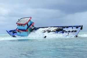 Boat carrying Ramadan gifts runs aground
