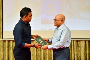 އުމަރު ޒާހިރުގެ ހަޔާތްޕުޅަށް ފޮތެއް؛ "އެއީ ނަމޫނާ ބޭފުޅެއް"