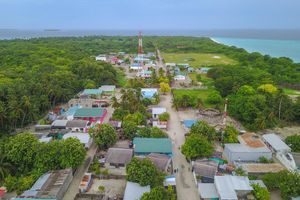 ކުއްޖެއްގެ ގައި މައްޗަށް ގޯލް ޕޯސްޓެއް ވެއްޓި މަރުވެއްޖެ