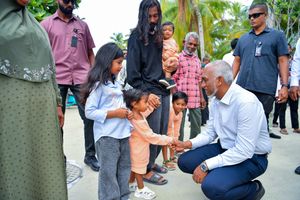 އަމިއްލަ ދަރިން ނޫނަސް ލޯތްބާއެކު މުއާމަލާތް ކުރޭ: ރައީސް