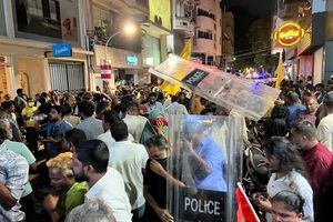 Police pepper spray rally participants to obstruct march