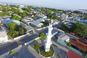 ހަތަރު އަންހެނެއް ގައިގައި ދަތްއެޅި މީހާގެ މައްޗަށް ފަސް ދައުވާއެއް 