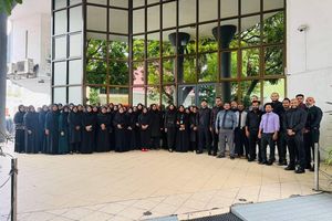 ކޯޓުތަކުގެ މުވައްޒަފުން މިއަދު އޮފީހަށް ނިކުތީ ކަޅު ހެދުމުގައި