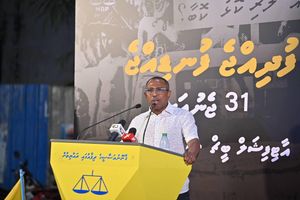 ސަރުކާރާ ދެކޮޅަށް ސިވިލް ސާވަންޓުން ވެސް ނުކުންނަންޖެހޭ: އާޒިމް 