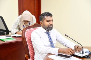 ވަޒީފާތަކުގައި ތިބެން ސަރުކާރަށް އެއްބާރުލުން ދޭން މަޖުބޫރުކަމަށް ބުނެ ގައްދޫ މެންބަރުގެ އިންޒާރެއް