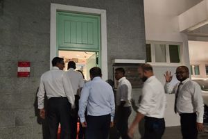 ހުލާސާކޮށް އިއްޔެ: މެމްބަރުން ރައީސް އޮފީހަށް
