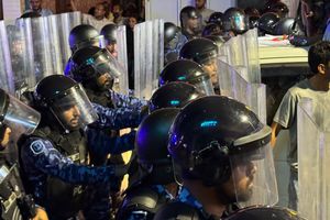 އަނިޔާވެރިކަމާއެކު މުޒާހަރާގެ ބައިވެރިން ހައްޔަރު ކުރަން ފަށައިފި