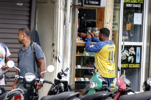 އާ ޓެކްސްތަކާ އެކު ދުންފަތުގެ އިސްތިއުމާލުކުރާ މީހުން އަލުން ކަޅު ބާޒާރަށް