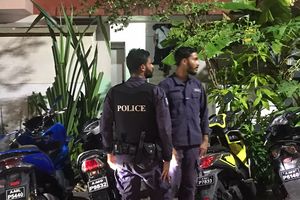 ފުލުސް މީހާއަށް ހަމަލާ ދިނީ ކުޑަހެންވެއިރަށް ނިސްބަވްތާ ބަޔަކު 
